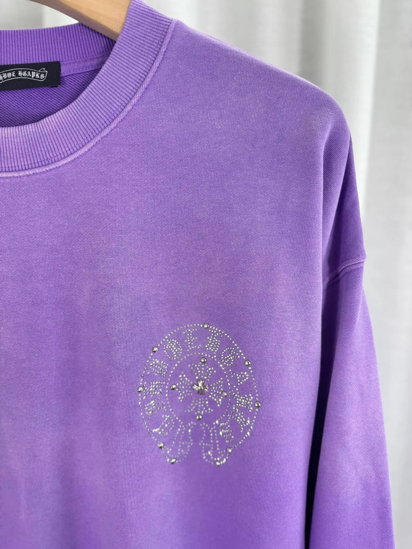 P290 top version, real shot without P, ​​different from market currency) 𝗖𝗵𝗿𝗼𝗺𝗲 𝗛𝗲𝗮𝗿𝘁𝘀/Croxin 2025 Autumn and Winter New Original Single Counter American 3D Rivets and Stickers Couple Casual Sweater 👑The highest version! Customized fabric 430g tripe terry fabric! American-style pickled and distressed original fabric, laser-burned flowers, rivets and diamonds, exquisite embroidery of letters! The best-selling model in the counter, very comfortable to wear. Accessories: original molded and authenticated collar label➕100% silk wash label. Genuine purchase-grade original hangtag➕matching hanging rope➕3D hanging beads➕original packaging bag. Craftsmanship: The original version has consistent wiring! The highest version of the armhole matching technique! Color: Pink Black Green Purple Size: S M L XL Style Number: 25-375